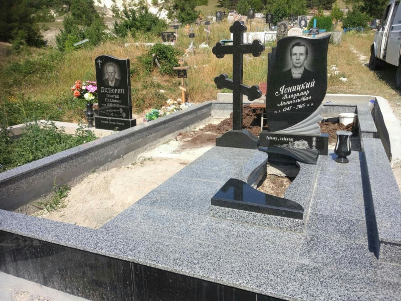 Памятный комплекс из гранита